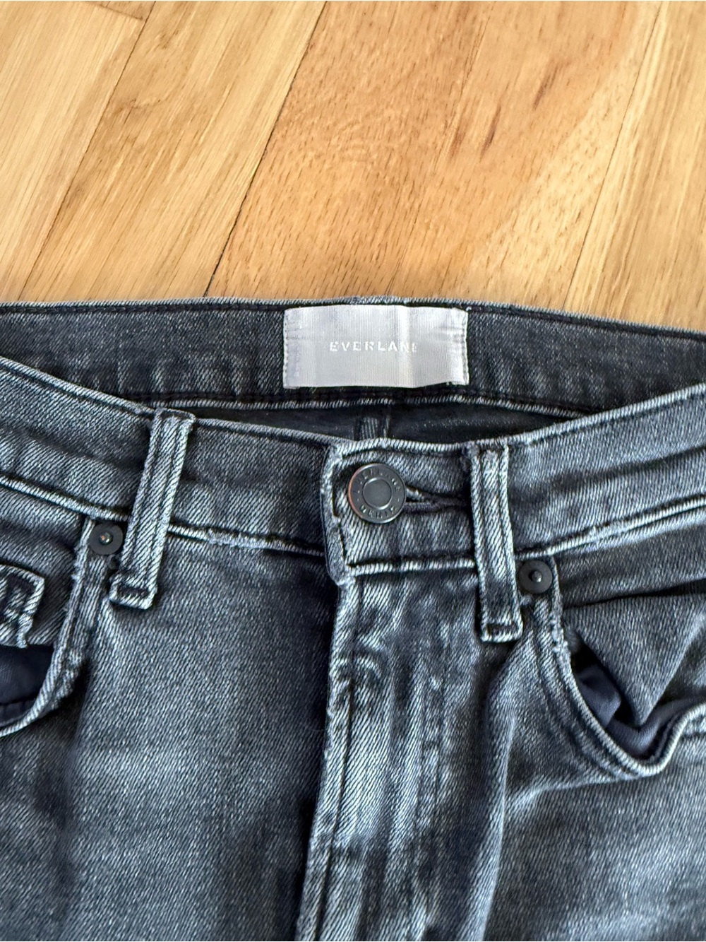 Everlane 90s Cheeky Jeans with Raw Hem - Picture 5 of 8